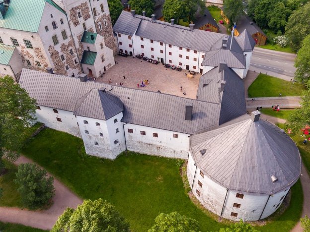 Một lâu đài khác của Phần Lan là lâu đài Turku (còn gọi là Turun Linna). Đây là lâu đài lớn nhất đất nước được xây dựng từ năm 1280. Tại đây du khách có thể tham quan khu ngục tối đã từng giam giữ tù nhân trong lịch sử. Lâu đài cũng có các phòng nghỉ thanh lịch dành cho những du khách có nhu cầu muốn nghỉ đêm tại đây.
