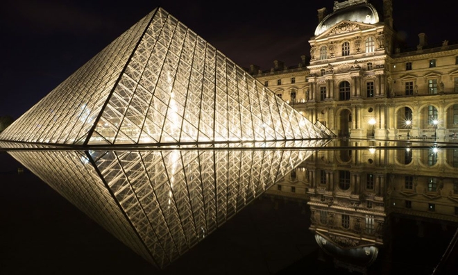 Kim tự tháp Louvre ở bảo tàng Louvre, Paris, Pháp