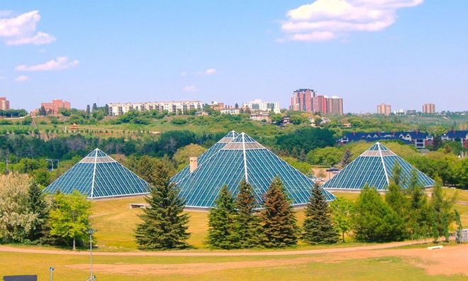 Kim tự tháp khu nhà kính Muttart tại thành phố Edmonton, Canada