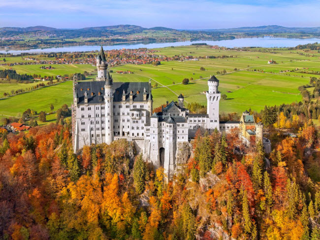 Lâu đài Neuschwanstein, Đức: Lâu đài được lựa chọn làm bối cảnh cho những bộ phim của Disney và là một trong những địa điểm du lịch nổi tiếng nhất thế giới. Khu cảnh quanh công trình này càng trở nên ảo diệu vào mùa thu.