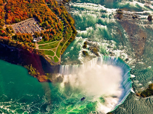 Thác Niagara, New York, Mỹ: Với lưu lượng 3.160 tấn nước/giây, Niagara là một trong những thác nước đẹp nhất trên thế giới. Màu xanh của nước tương phản với màu cây cam và đỏ vào mùa thu, tạo nên bức tranh tuyệt đẹp.