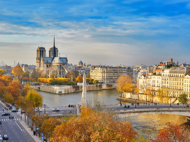 Paris, Pháp: Mùa thu là thời điểm lý tưởng nhất trong năm để trải nghiệm thành phố Paris vì chi phí rẻ, không đông đúc và phong cảnh đẹp hơn. Du khách có cơ hội chiêm ngưỡng vườn hoàng gia Palais hay cung điện Versailles được nhuộm màu vàng đỏ.