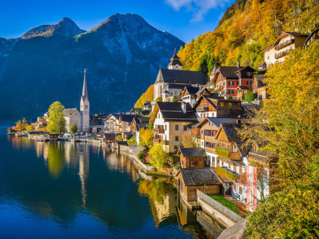 Hallstätter See, Áo: Địa điểm này hấp dẫn du khách với khung cảnh dãy núi Alps, hồ nước tinh khiết và sắc màu mùa thu quyến rũ.