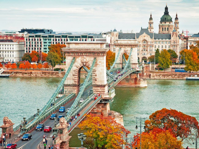Budapest, Hungary: Mùa thu là thời điểm lý tưởng để khám phá thành phố Budapest. Nơi đây không chỉ ấn tượng với sắc màu rực rỡ mà nhiệt độ luôn giữ ở mức khoảng 21 độ C đến cuối tháng 10.