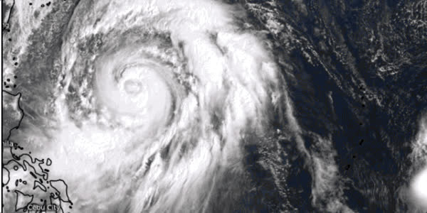 Hình ảnh mắt bão Lan cực lớn từ vệ tinh. 
