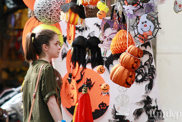 Phố Hàng Mã tràn ngập các sản phẩm phục vụ ngày lễ Halloween.