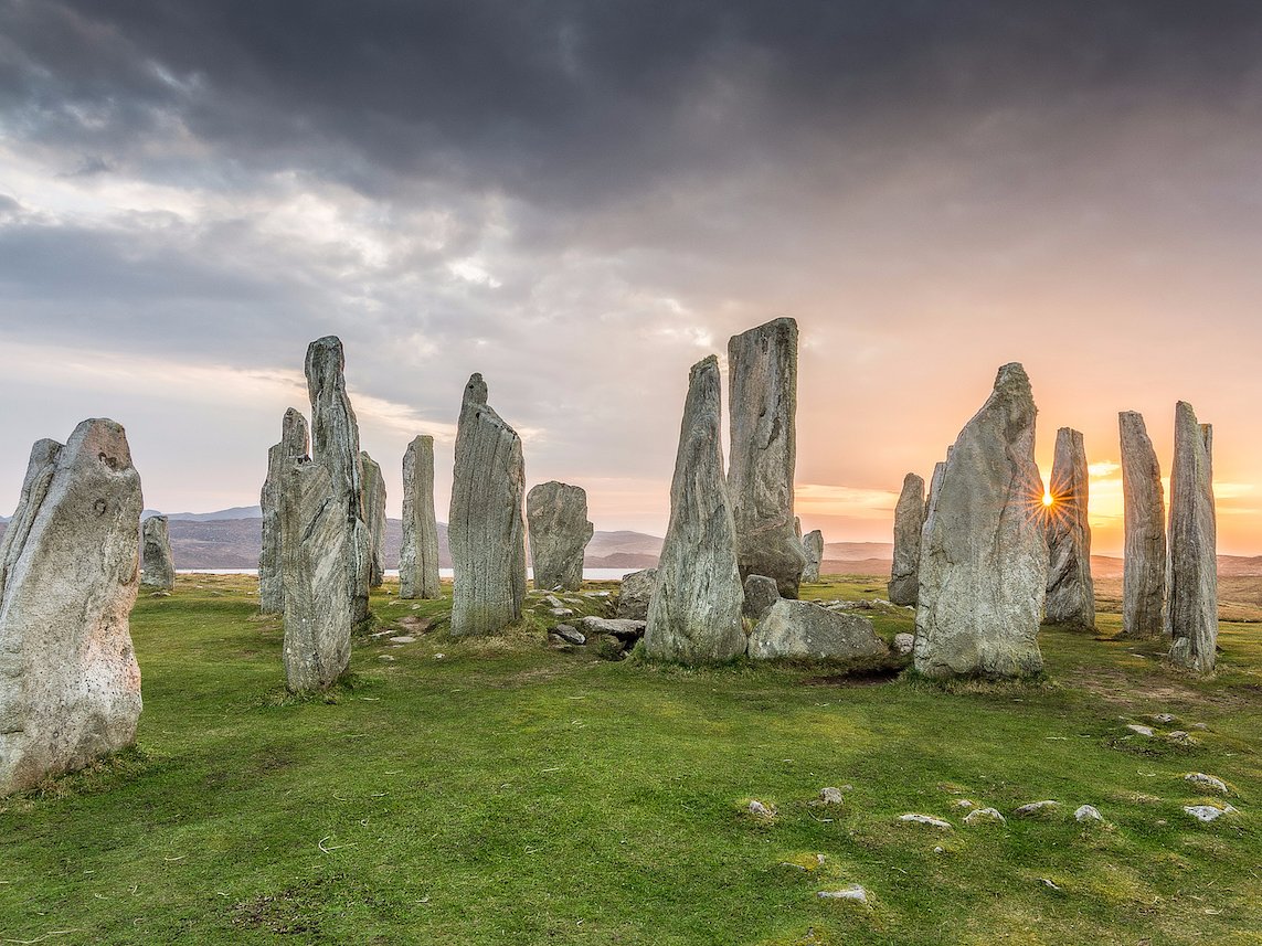 Đi bộ khám phá bãi đá cổ Callandish ở Outer Hebrides, Scotland.