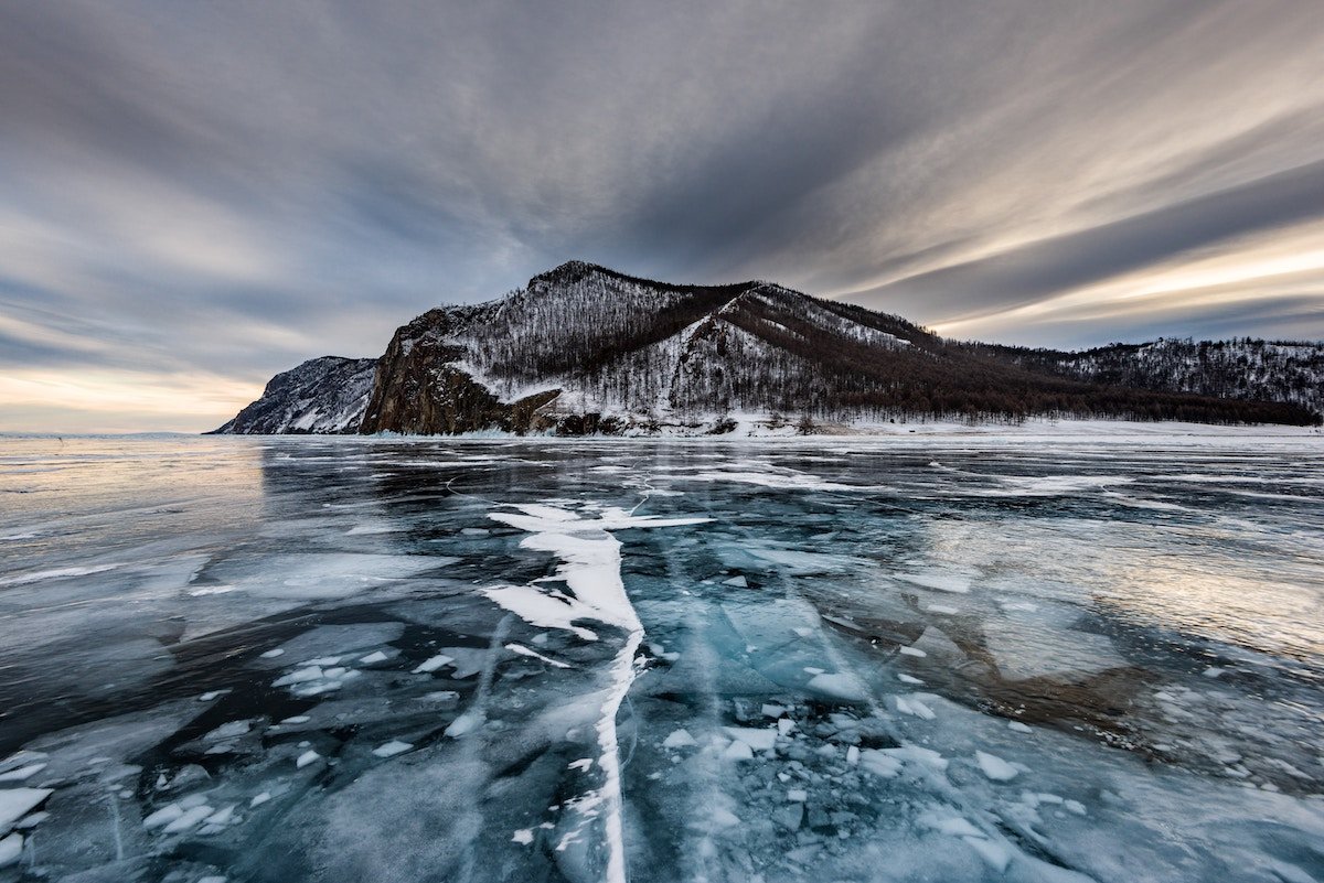 Chiêm ngưỡng mặt nước đóng băng trên hồ Baikal, Nga.