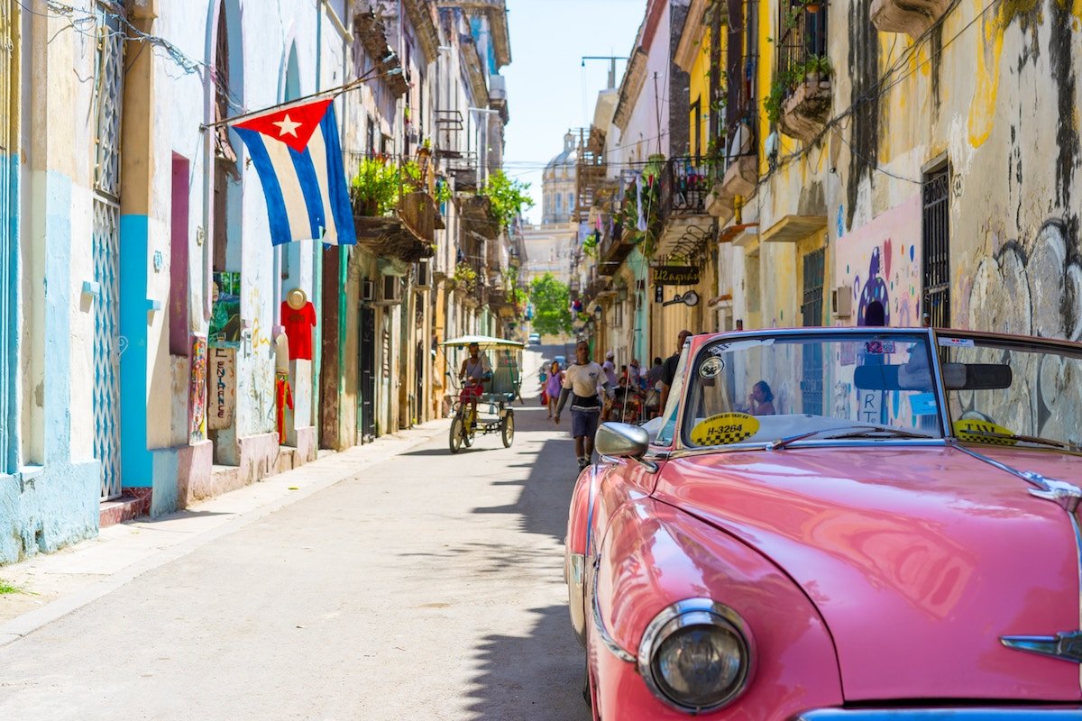 Chiêm ngưỡng những chiếc ô tô cổ trên đường phố ở Viñales, Cuba.