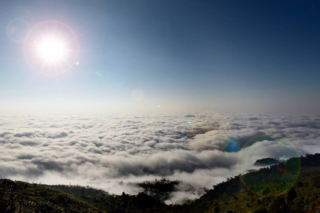 Biển mây bồng bềnh trên đỉnh núi Chiêu Lầu Thi.