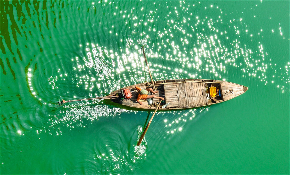 Tác phẩm “Vũ điệu mái chèo” của tác giả Shayne Vu chụp lại khoảnh khắc mái chèo nhịp nhàng khua sóng nước, hòa cùng ánh nắng lấp lánh trên dòng sông ở Buôn Mê Thuột (Đắk Lắk).