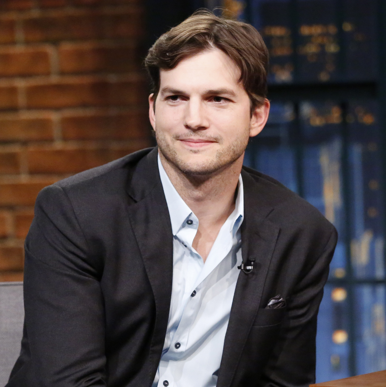 Ashton Kutcher – là một diễn viên, nhà sản xuất, người mẫu thời trang, diễn viên hài Mỹ nổi tiếng với vai ngoài ra anh còn tham gia vào các vai diễn trong các bộ phim Hollywood – sinh vào tháng Hai.