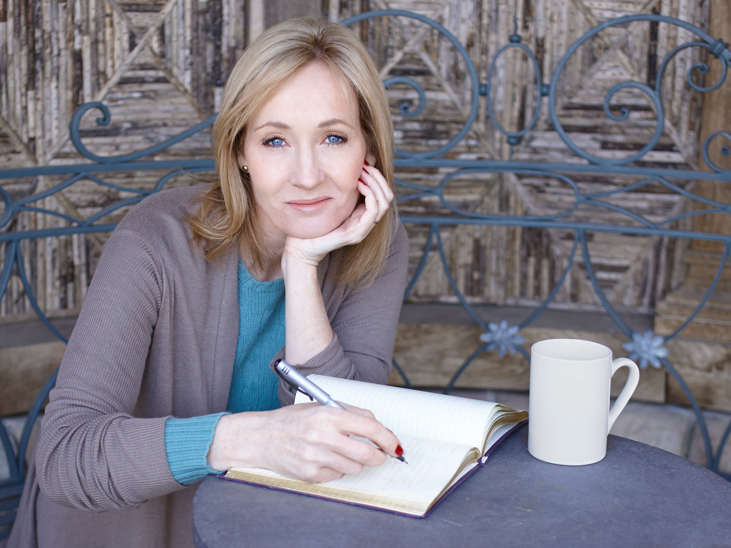 J.K. Rowling – tiểu thuyết gia người Anh, tác giả bộ truyện giả tưởng nổi tiếng Harry Potter được sinh vào tháng 7 năm 1965.