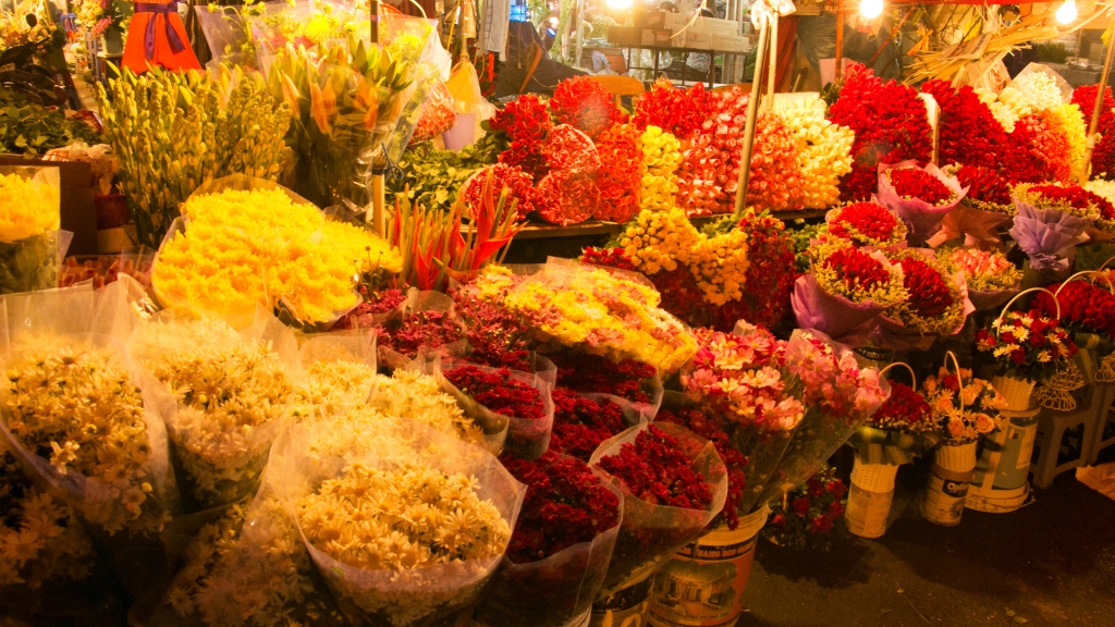 Chợ hoa đêm Tây Tựu