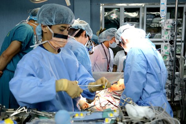 Các bác sĩ Bệnh viện Việt Đức trong ca ghép phổi cho bệnh nhi 7 tuổi. Ảnh: BVCC.