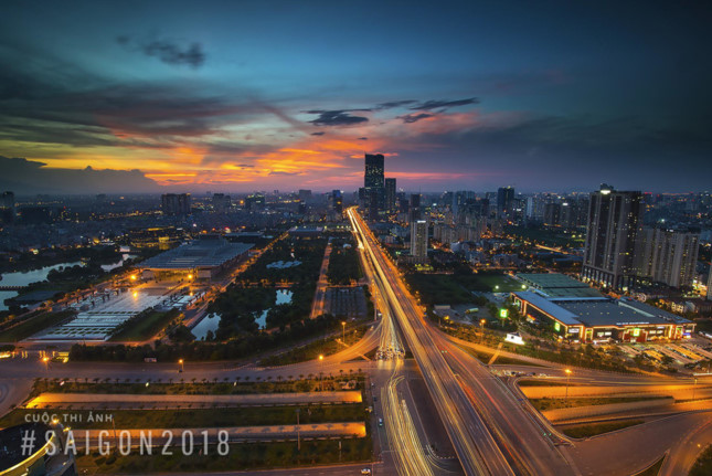 Hoàng hôn trên đại lộ, ảnh của Vũ Việt Dũng chụp tại nút giao ba tầng Trần Duy Hưng - Khuất Duy Tiến - Phạm Hùng (Hà Nội).