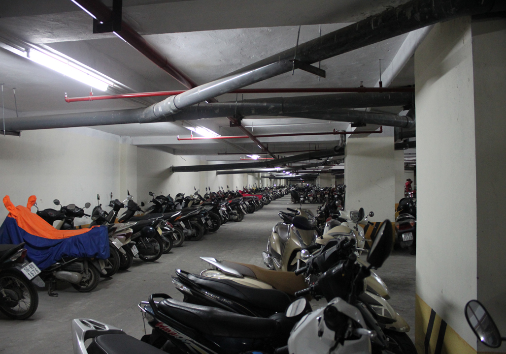 Hầm để xe với hàng ngàn chiếc xe máy
