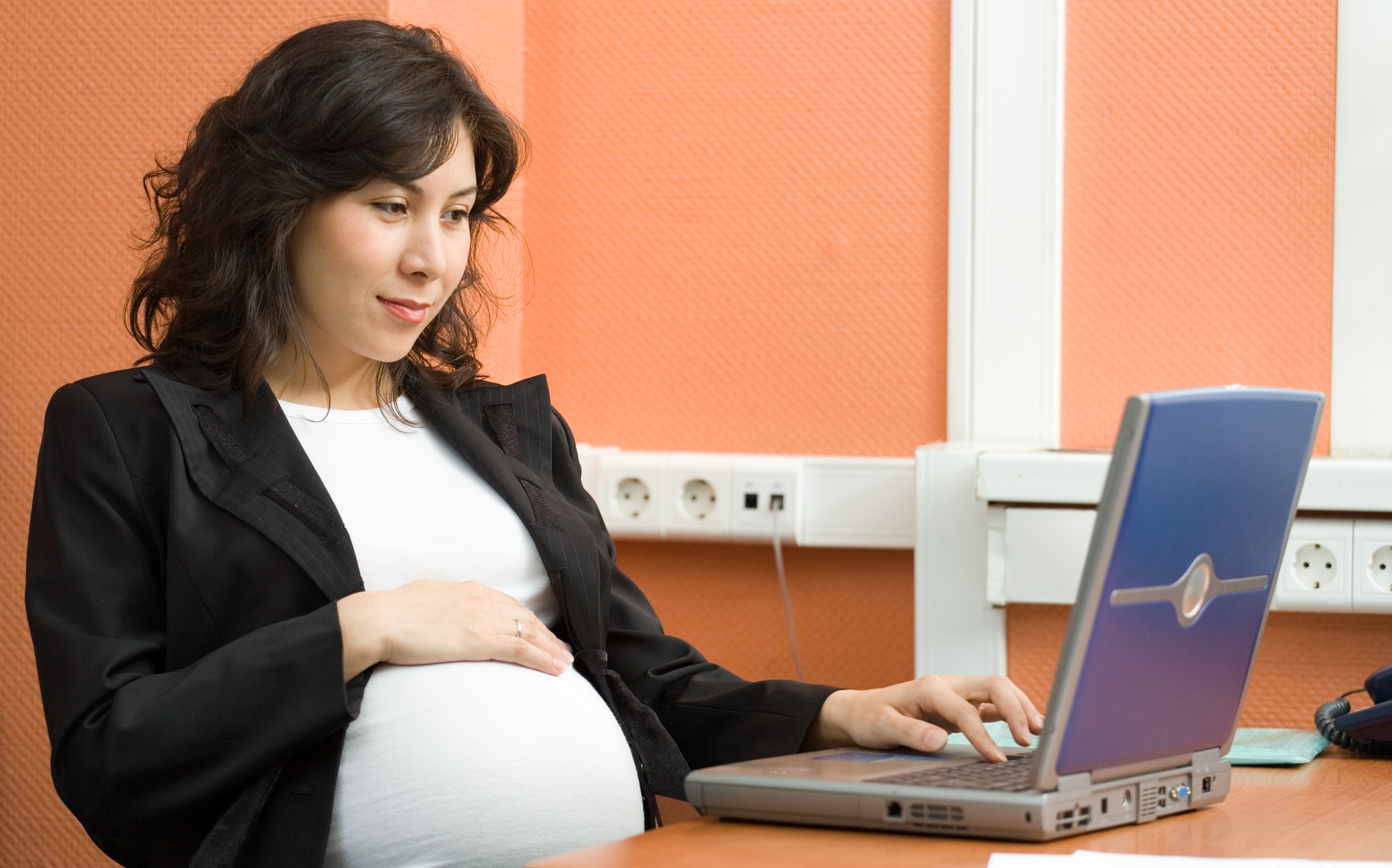 Khi mang thai mẹ bầu không nên ngồi quá lâu 1 tư thế