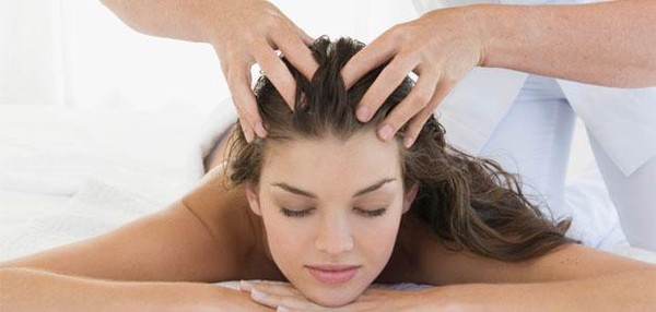 Massage hỗn hợp rượu vang và nước ấm sau khi dội sạch đầu để phục hồi tóc xơ rối