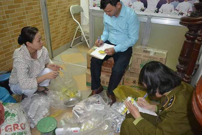 Đoàn kiểm tra phát hiện nhiều loại thuốc được ghi bằng tiếng Trung Quốc và thuốc trộn, thuốc pha chế không có nguồn gốc tại phòng chẩn trị.