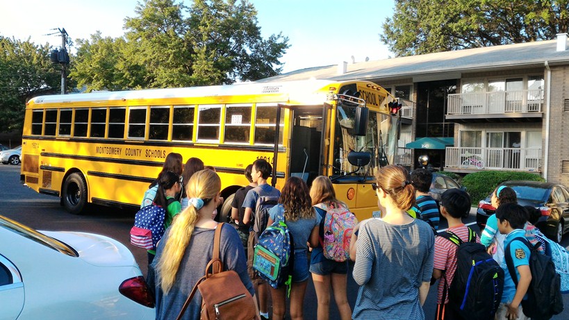 Hàng ngày có xe buýt đưa đón miễn phí tại khu dân cư mà học sinh đăng ký.