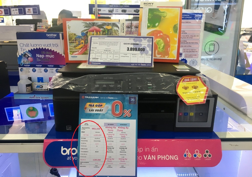Nhiều sản phẩm tại siêu thị điện máy Trần Anh được áp dụng chương trình mua trả góp qua HD Saison, Home Credit, ACS. Ảnh: Duy Phan.
