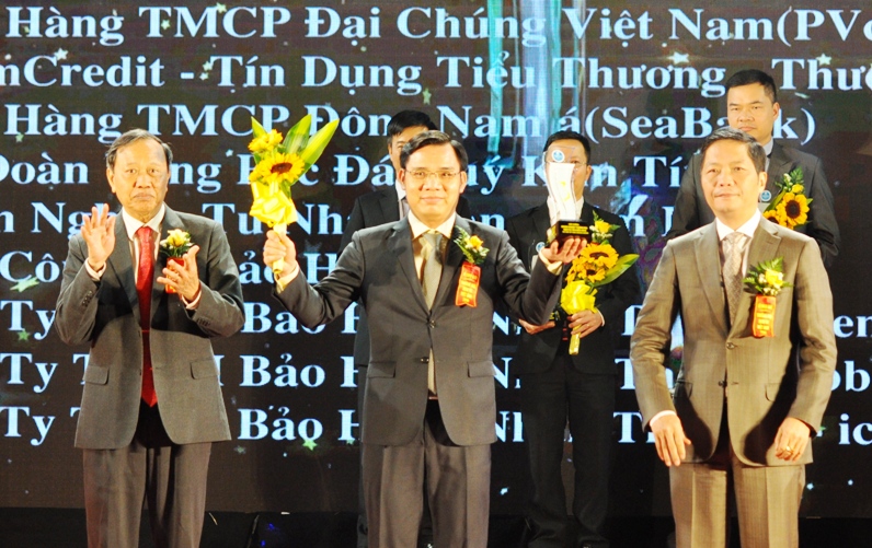 Ong Lê Văn Tần (giữa) đại diện SeAbank nhận giải thưởng Thương mại dịch vụ Việt Nam – Top Trade Services của Bộ Công thương trao tặng.