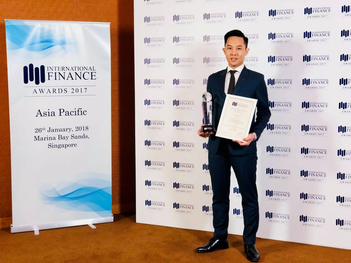 Ông Trịnh Xuân Thảo - đại diện Home Credit Việt Nam nhận giải thưởng tại Singapore.