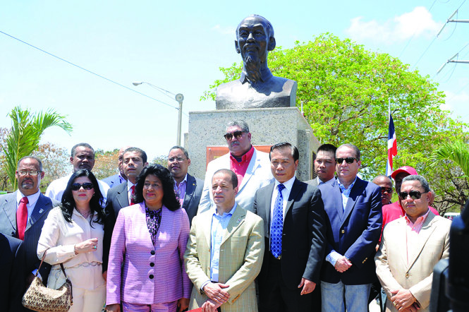 Ngày 24-3-2012, Đảng Phong trào cánh tả thống nhất Cộng hòa Dominicana, chính quyền và nhân dân thành phố Santo Domingo Este tổ chức trọng thể lễ khánh thành quảng trường và tượng đài Chủ tịch Hồ Chí Minh tại thủ đô Santo Domingo - Ảnh: TTXVN