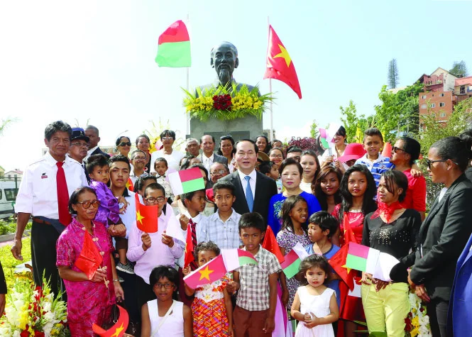 Chủ tịch nước Trần Đại Quang chụp ảnh chung với cộng đồng người Madagascar gốc Việt tại Quảng trường Hồ Chí Minh ngày 25-11-2016, tại thủ đô Antananarivo - Ảnh: Nhan Sáng - TTXVN