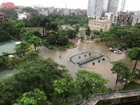 Hà Nội mưa như trút, người dân lại lo lụt