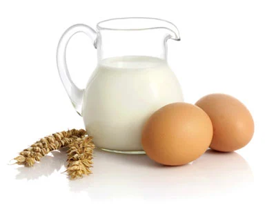 Sữa tươi và trứng bảo vệ da và làm se khít lỗ chân lông