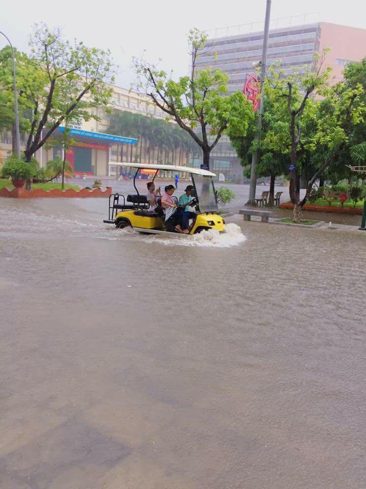 Sân trường Học Viện Cảnh Sát. Bất chợt sinh viên được đưa đón bằng xe điện vì nước dâng quá cao. Ảnh: FB Hiền Vũ.