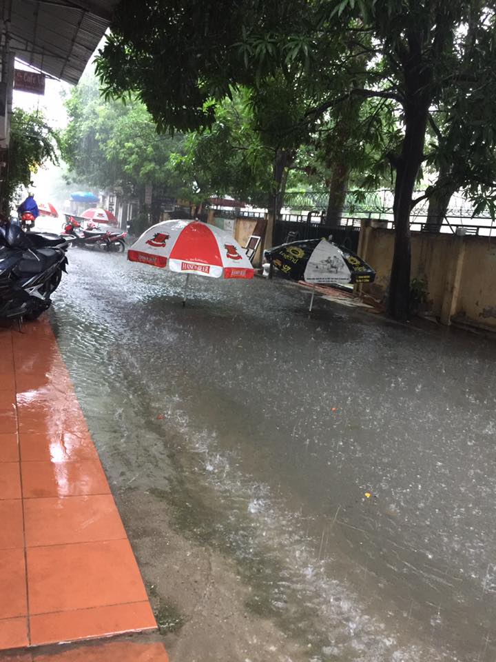 Mới mưa có 5 phút thôi mà đường phố Mai Dịch đã ngập thế này rồi. Ảnh: FB Quỳnh Nguyễn.