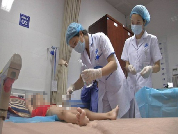 Các bé trai bị lây sùi mào gà sau khi chít bao quy đầu tại Hưng Yên đang được điều trị tại BV Da liễu Trung ương.