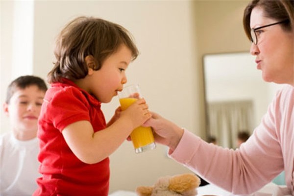 Bí quyết cho bé uống nước trái cây đúng cách và hiệu quả