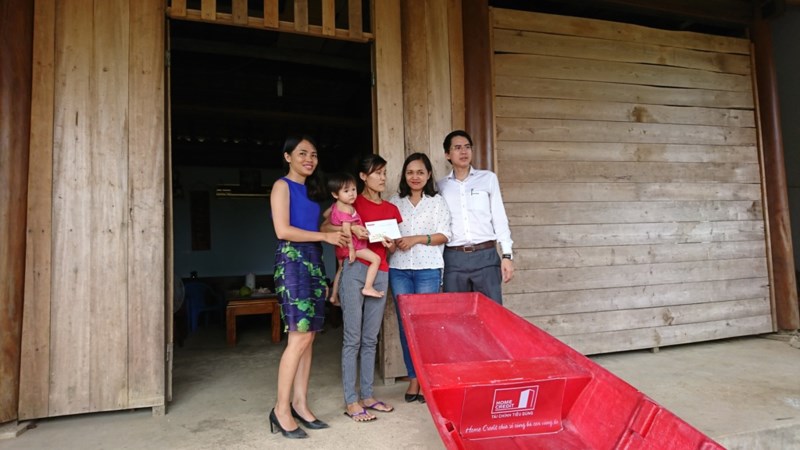 Chị Cao Thị Phương, một hộ nghèo được nhận thuyền từ Home Credit