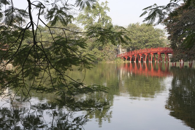 Cầu Thê Húc đẹp mơ mộng tại Hà Nội