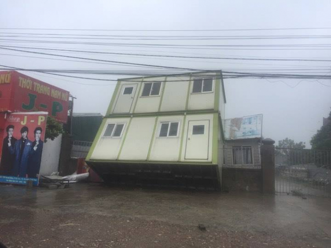 Một ngôi nhà dựng từ các khối container không thể trụ lại cơn bão