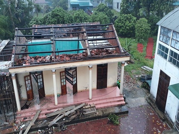 Tính đến thời điểm này, ở các tỉnh miền Trung, hàng nghìn ngôi nhà đã bị tốc mái