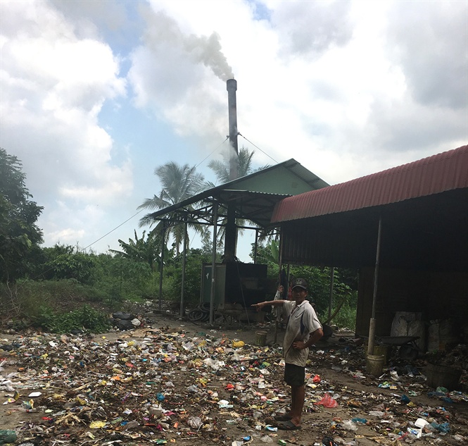 Lò đốt rác ở xã Tân Thạnh phun khói độc cuồn cuộn