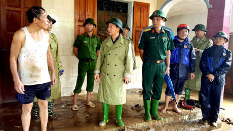 Đồng chí Chủ tịch UBND tỉnh Đỗ Đức Duy đã kịp thời có mặt tại hiện trường chỉ đạo khắc phục hậu quả mưa lũ. Ảnh: Báo Yên Bái 