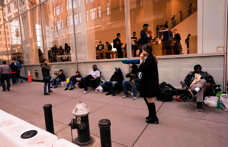 Hình ảnh chờ mua iPhone X tại Newyork. Ảnh: BI.