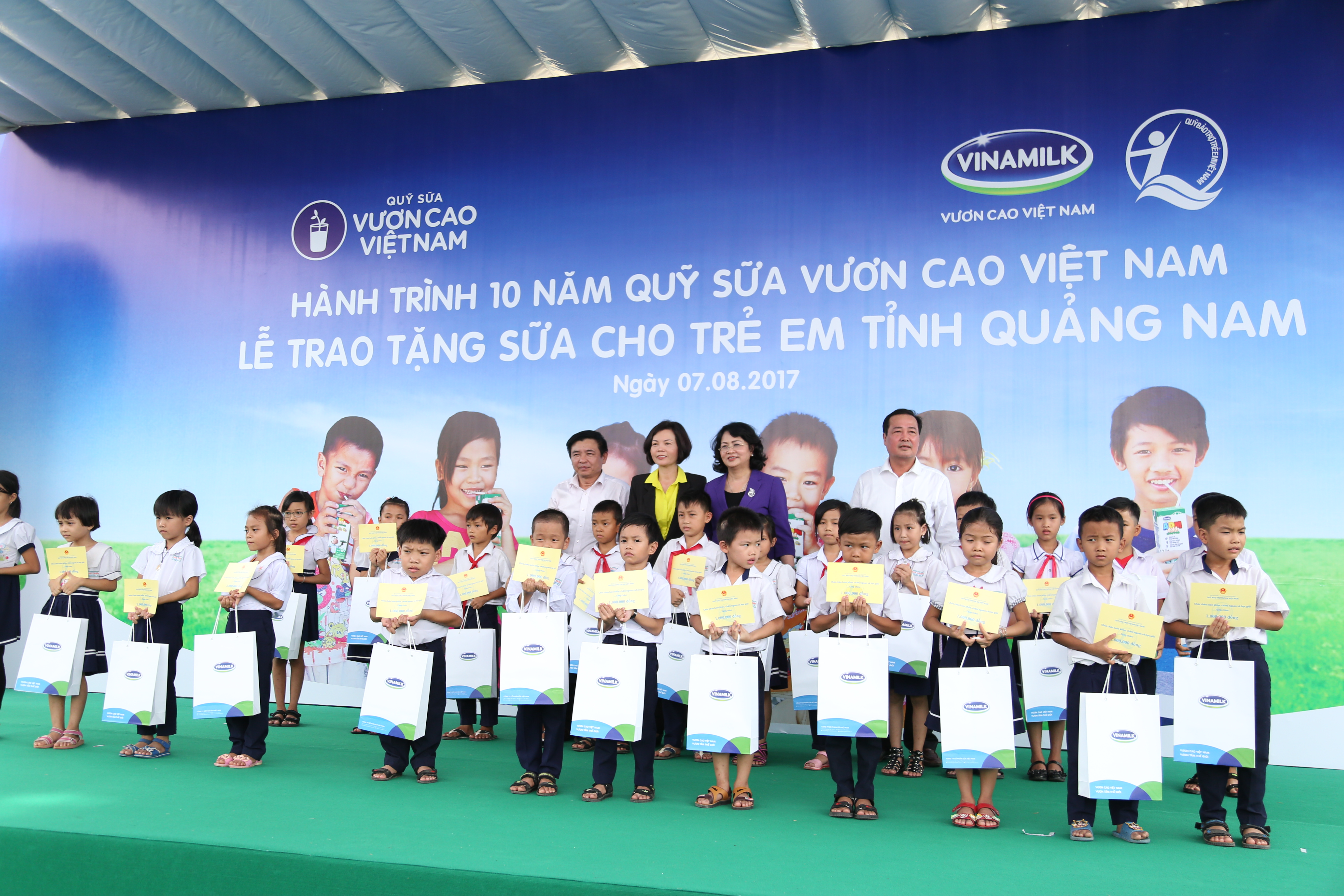 Bà Bùi Thị Hương – Giám đốc Điều hành Vinamilk và đại diện tỉnh Quảng Nam trao học bổng cho các em học sinh tiêu biểu.