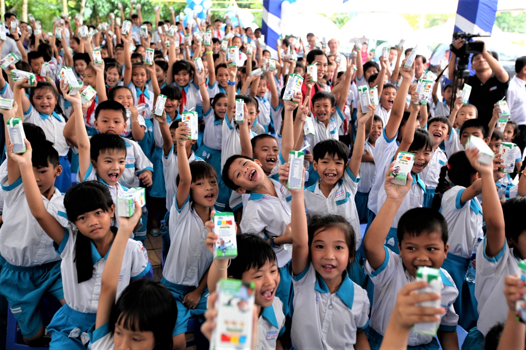 Các em nhỏ hào hứng với ly sữa trên tay tại Lễ trao tặng 87.000 ly sữa tương đương 550.000.000 đồng tại Cần Thơ vào ngày 25/10/2016