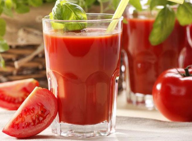 Để bảo toàn hầu hết các dưỡng chất, nên dùng cà chua tươi, xay nhuyễn (Nguồn: Internet)