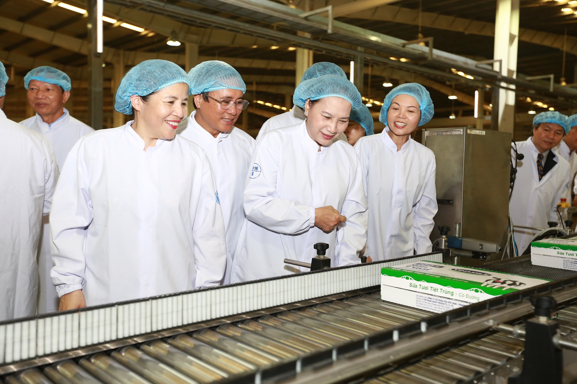  Chủ tịch Quốc Hội Nguyễn Thị Kim Ngân cùng Mai Kiều Liên - Tổng giám đốc Vinamilk tham quan dây chuyền sản xuất của nhà máy Sữa nước Việt Nam.
