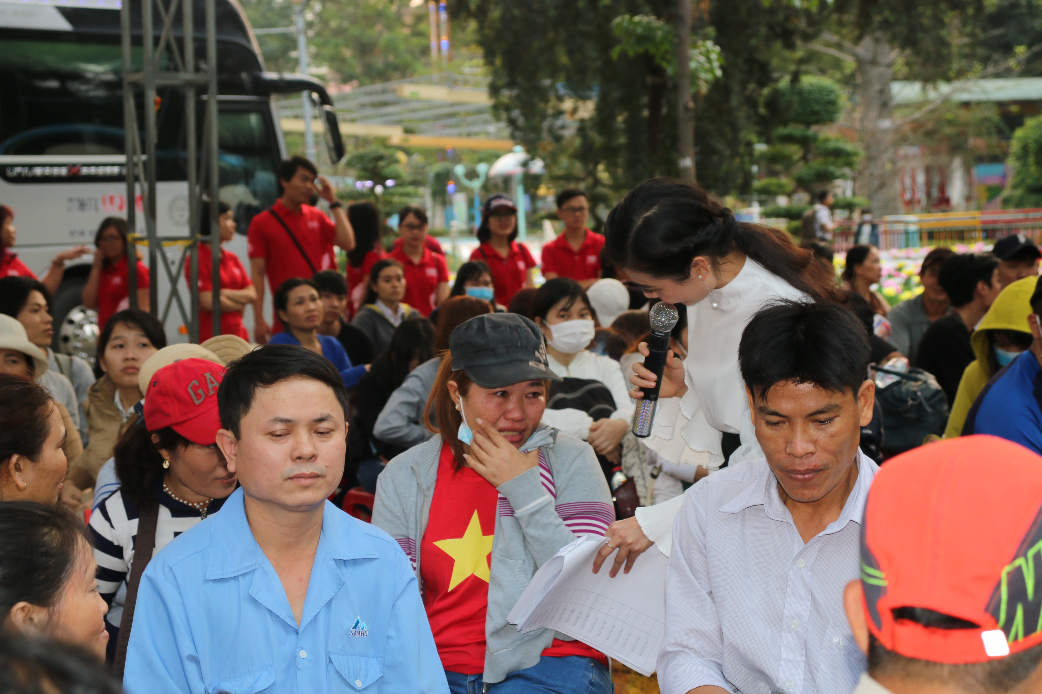 Chị Nguyễn Thị Tám không kìm được nước mắt trước giờ lên xe.