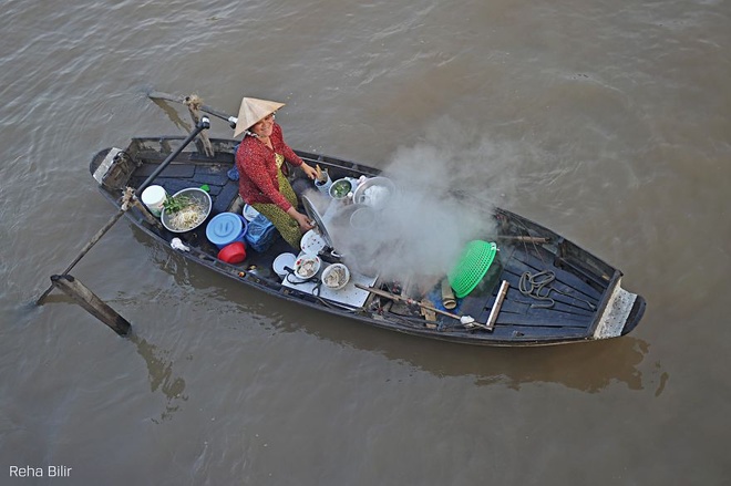 Ảnh chụp của nhiếp ảnh gia nước ngoài về cuộc sống của người dân trên sông. Ảnh: Reha Billr.