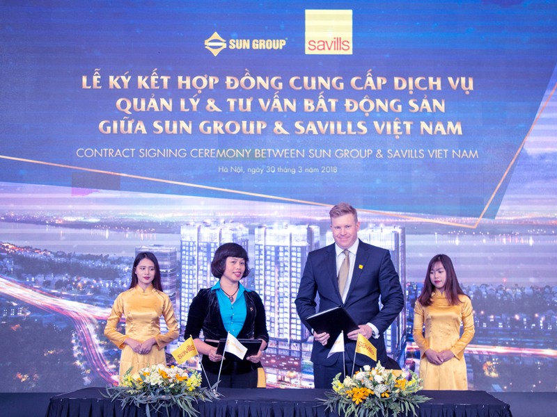 Đại diện chủ đầu tư - bà Nguyễn Thị Thu Hiền và đại diện Savills Việt Nam - ông Matthew Powell thực hiện nghi lễ ký kết hợp tác